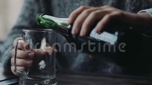 一个穿着毛衣的男人把啤酒倒进啤酒杯里他喝了一杯结果都很满意积极的生活方式视频的预览图