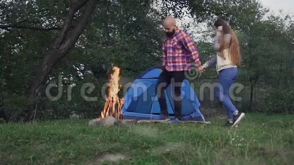 旅游业2有两个年轻人来到火炉旁的帐篷视频的预览图