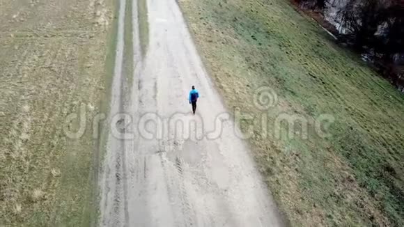 在大自然中奔跑的人健康的生活方式跑步户外运动空中观景视频的预览图