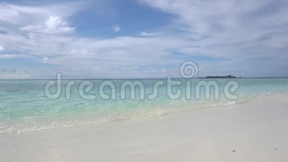 马尔代夫热带海滩上的海浪白沙和水晶蓝色的海洋视频的预览图
