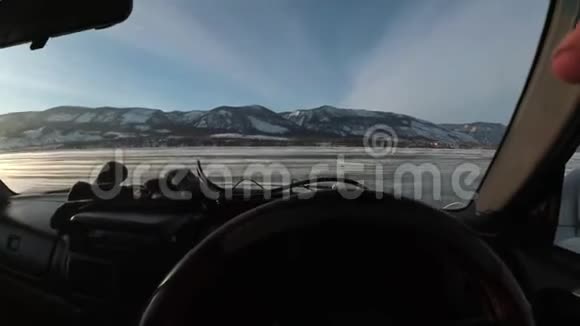 从车里看这辆车正在冰上行驶从汽车挡风玻璃到冬天的美丽景色视频的预览图