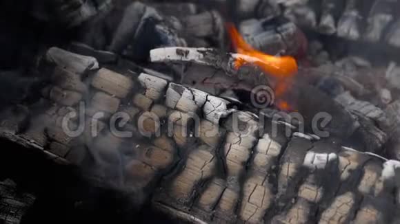 慢火燃烧木炭和火焰燃烧视频的预览图