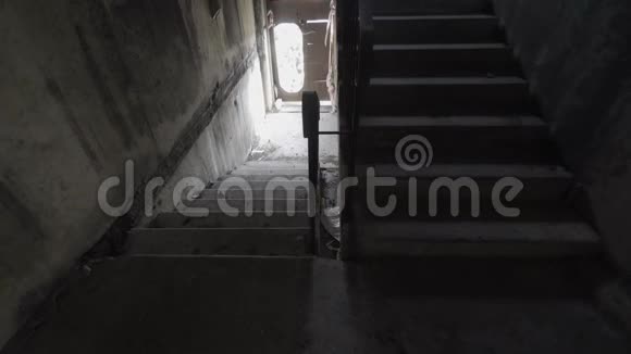 破相机朝损坏的楼梯方向飞来无处可寻探索充满碎片的废弃地方糟糕的梦视频的预览图