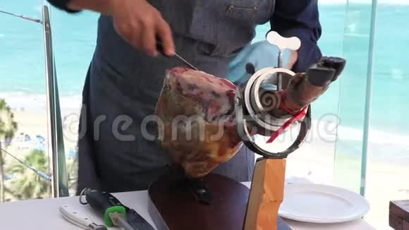 一位切割伊比利亚火腿的专家视频的预览图