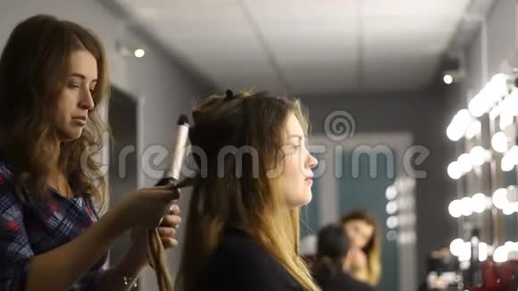 美发师卷发美容美发店女客户视频的预览图