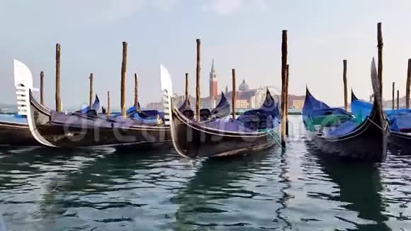 意大利威尼斯的贡多拉斯在泻湖中摇摆视频的预览图