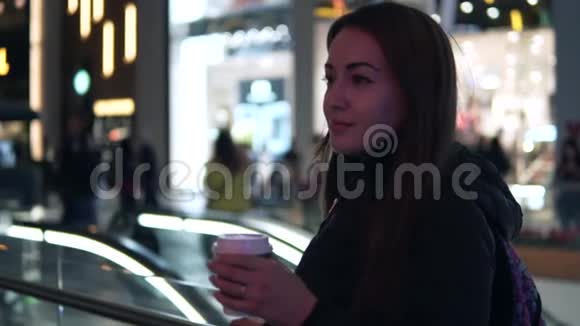 在夜城喝咖啡的女孩的慢镜头视频的预览图