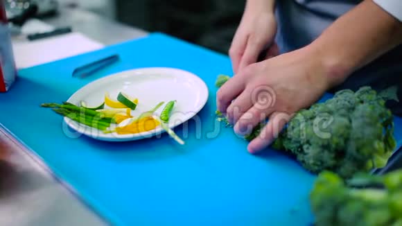 厨师把西兰花切在木板上视频的预览图