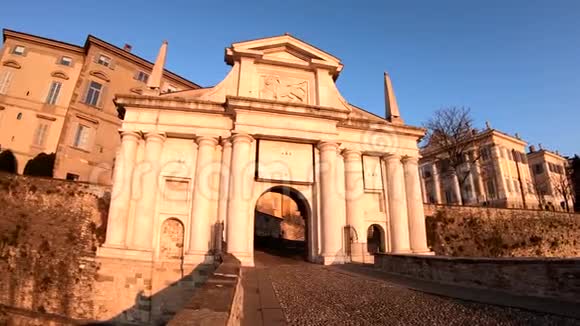 贝加莫意大利古老的城镇日出时圣贾科莫港老门的景观视频的预览图