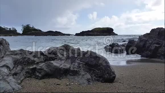 在一个阴暗的阴天海浪拍打着太平洋的海岸视频的预览图