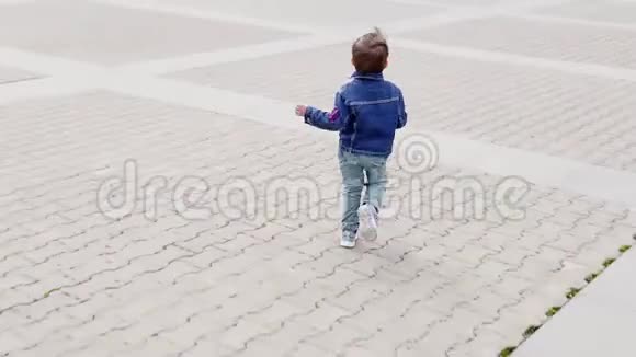 一个小男孩绕着马路跑视频的预览图