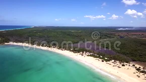 鸟瞰澳门海滩和长廊棕榈树和人们躺在海滩上多米尼加共和国视频的预览图