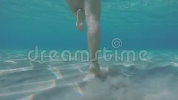 年轻的女人尿在水下视频的预览图