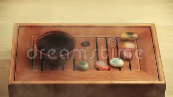 中国热茶杯竹桌凉鞋香气高清镜头视频的预览图