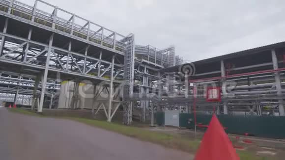 摄像机沿着工厂大型天然气管道快速移动视频的预览图