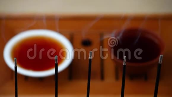 中国热茶杯竹桌凉鞋香气高清镜头视频的预览图