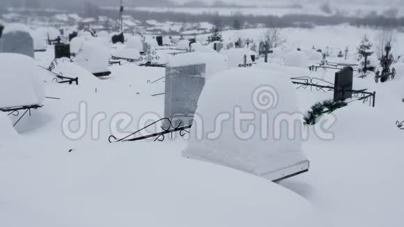 冬天墓地里的暴风雪视频的预览图