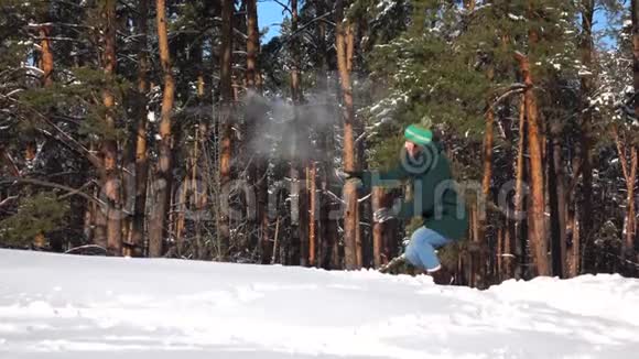 慢镜头美丽的少女在森林里扔雪球视频的预览图