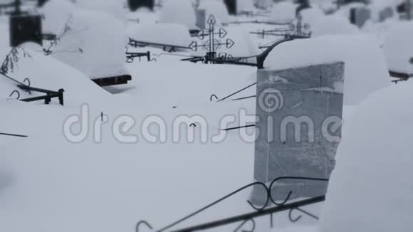 冬天墓地里的暴风雪视频的预览图