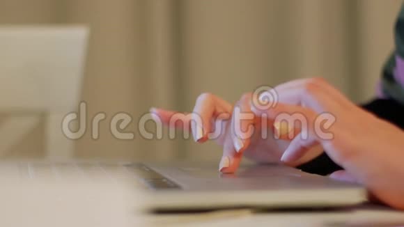 穿迷彩服的女孩用手指在触摸板上工作视频的预览图