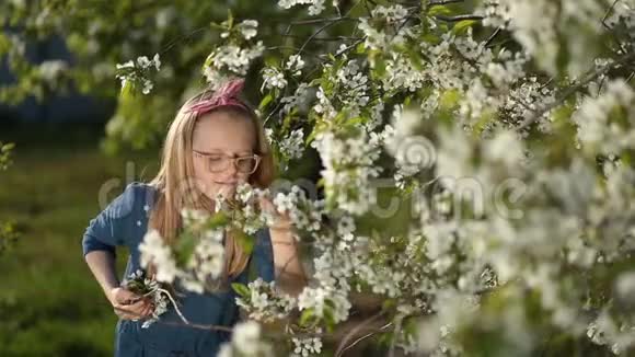 可爱的女孩享受春天花园的味道视频的预览图