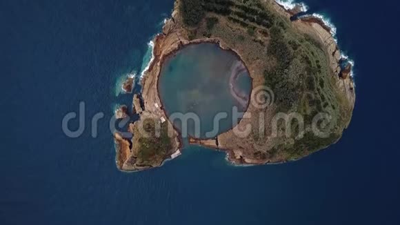 飞越维拉弗兰卡多坎波岛的伊斯利是由圣米格尔岛附近一座古老的水下火山口形成的视频的预览图