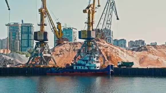 港口起重机工作在河港装载轨道与沙子视频的预览图