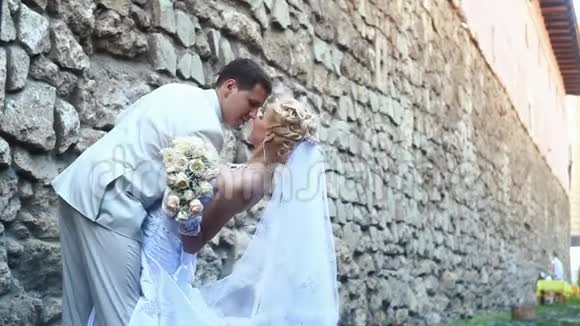 浪漫的观点快乐的新婚夫妇亲吻外面视频的预览图