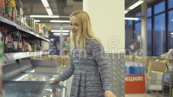 小女孩正走在超市货架附近挑选商品视频的预览图