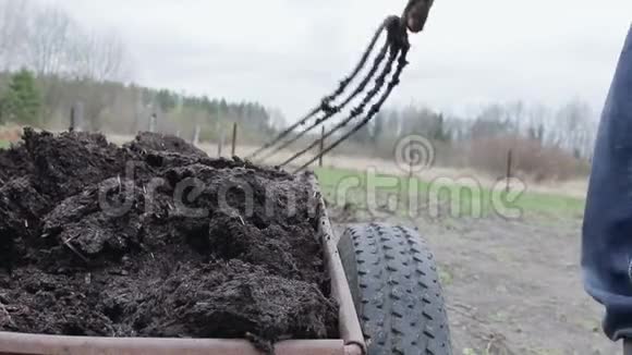 人类在自己的农场上传播有机肥土壤肥料视频的预览图
