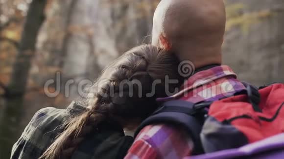 一个留着辫子的长发女孩抱着男朋友森林里的游客视频的预览图