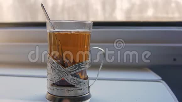 杯子里的茶放在火车车厢的桌子上视频的预览图