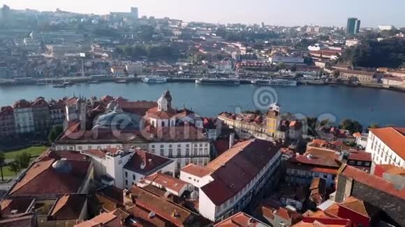 飞越多罗河和里贝拉波尔图葡萄牙空中俯瞰旧市中心的屋顶视频的预览图