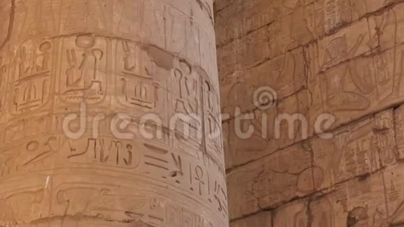 古埃及寺庙建筑群中有浮雕的石柱视频的预览图