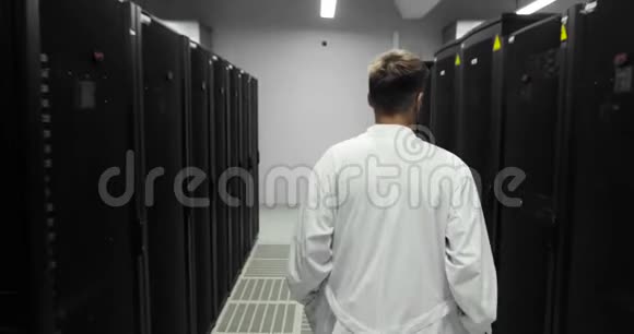男服务器工程师通过工作数据中心漫游服务器视频的预览图