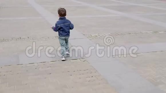 一个小男孩绕着马路跑视频的预览图