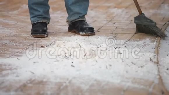 人清理人行道上的积雪视频的预览图
