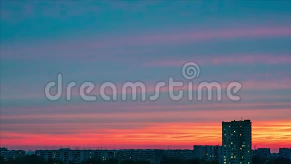 时间流逝城市景观夕阳西下美丽的云彩在住宅区的背景下视频的预览图