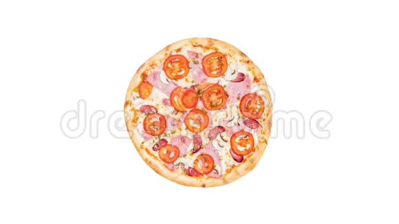 旋转经典披萨与火腿蘑菇和西红柿分离在白色背景顶部视图视频的预览图