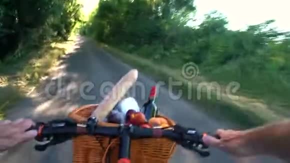 骑自行车去夏天野餐视频的预览图