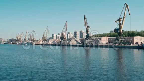 莫斯科河旧北河港口散焦港口起重机视频的预览图
