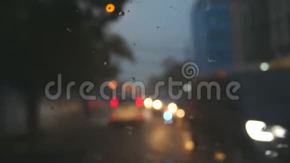 雨滴在汽车的玻璃上视频的预览图