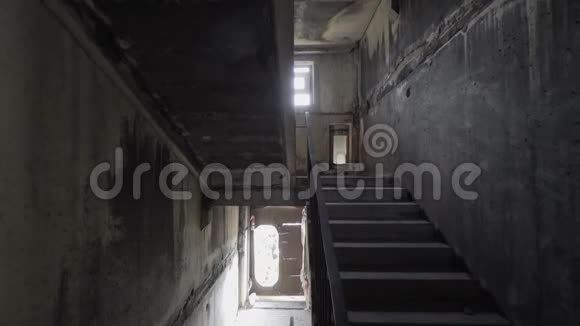 破相机朝损坏的楼梯方向飞来无处可寻探索充满碎片的废弃地方糟糕的梦视频的预览图