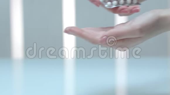女人手从水泡包里拿药丸手中的药物剂量药丸视频的预览图