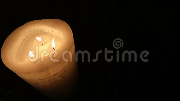 在黑暗的背景新年圣诞节新年装饰上从上方点燃圆形蜡烛视频的预览图
