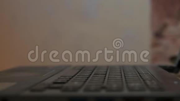 电脑的经理有笔记本电脑的商人在键盘上打字视频的预览图