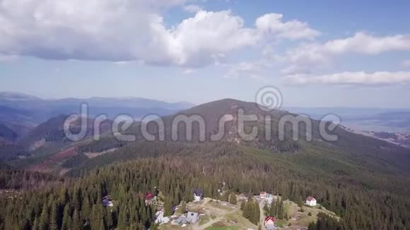 在日落时飞越山顶边缘的高空飞行鼓舞人心的冬季自然景观概念视频的预览图