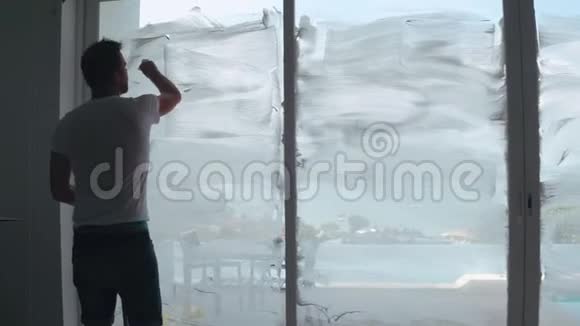 清洁工人写我爱你在清洁肥皂窗玻璃视频的预览图