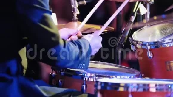 在爵士音乐会上打鼓的人背面视频的预览图