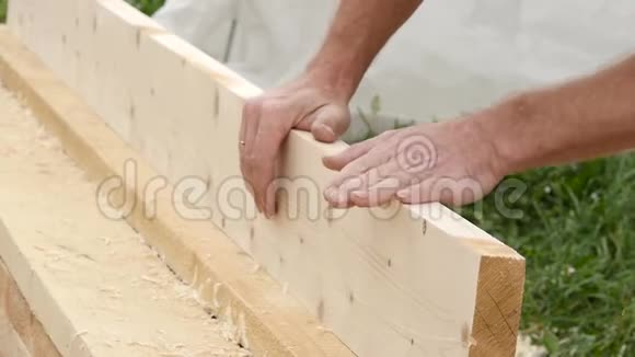 小胡子木匠检查木板的质量慢动作视频的预览图